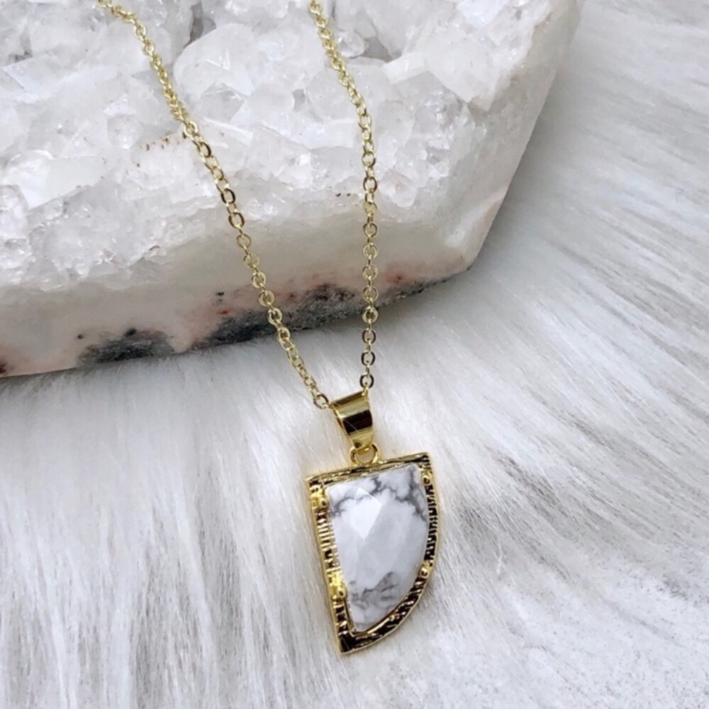 Howlite Tiger Claw Necklace